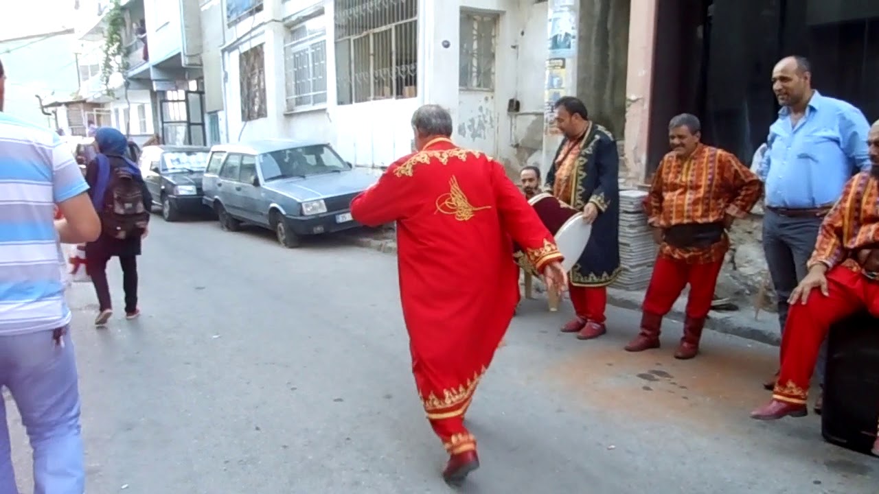 ibrahim şan hocamız sanatını gösderiyor.