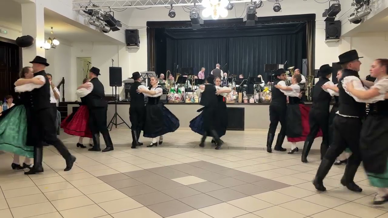 Faschingseröffnung; Jugendtanzgruppe des Vereins Junger Haraster Schwaben, Haraster Dorfmusik