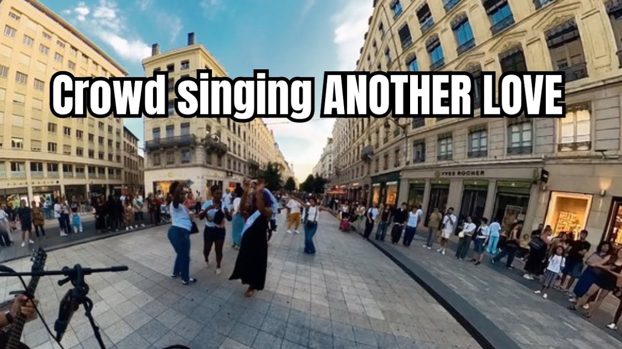 The whole crowd sings Another Love / Bellecour LYON