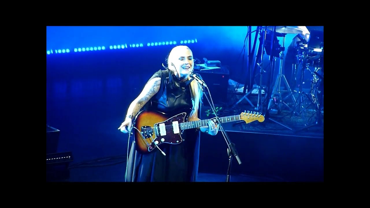 Eivør - Skyscrapers (live @ TivoliVredenburg Utrecht 03.10.2024) 2/4