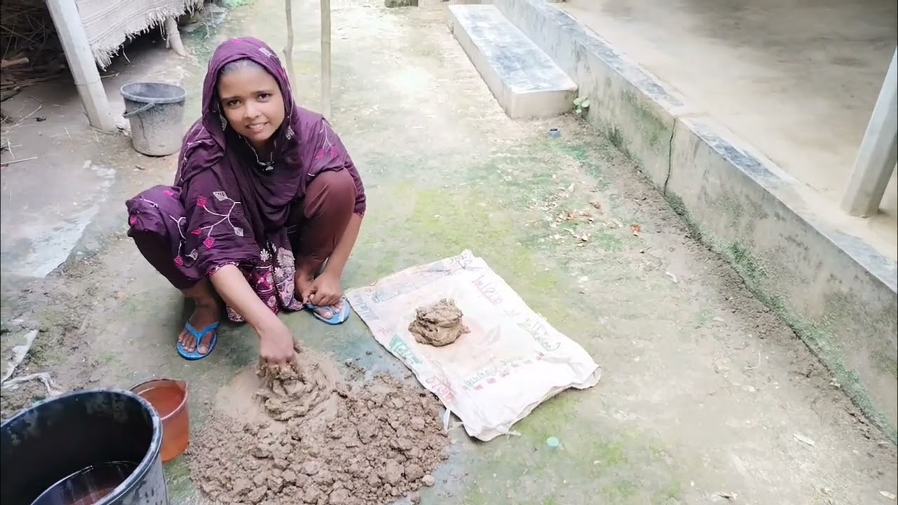 গ্রামের মেয়েদের মাটির ঘর লেপা/