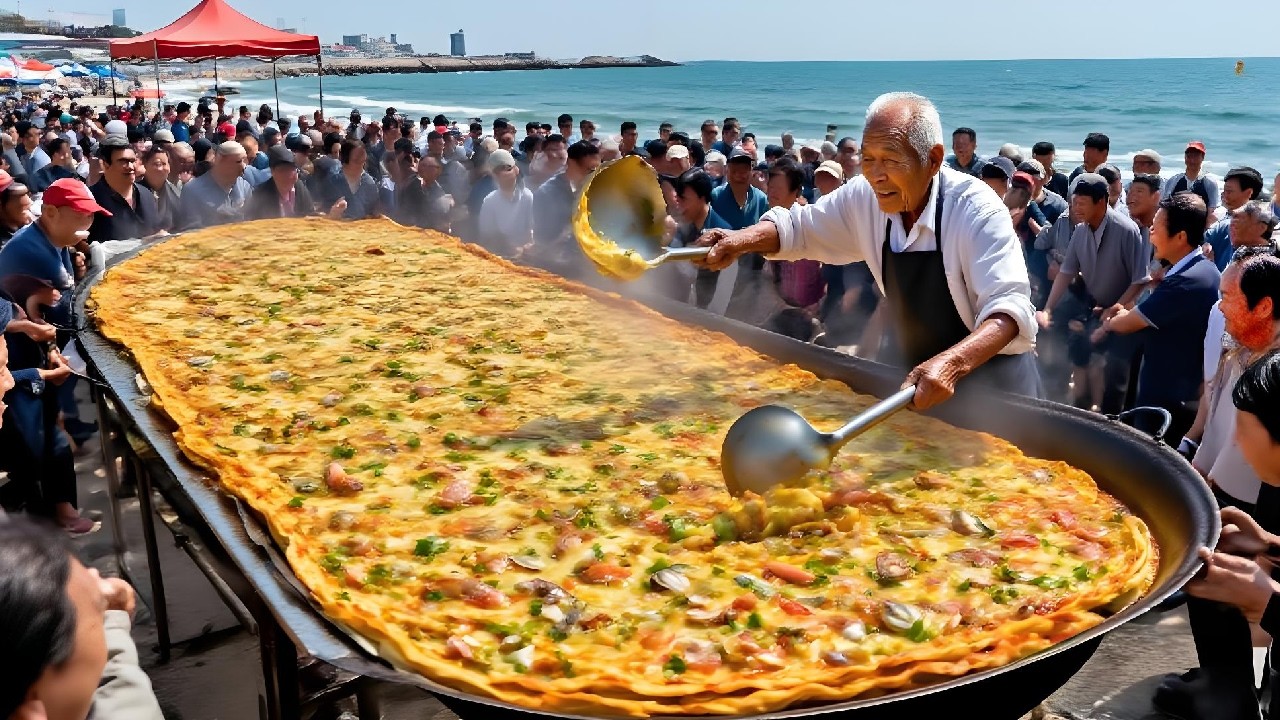 青岛海边赶大集大爷卖海鲜烩饼，自带海鲜加工费仅8元，人气旺到天天排长队#麦总去哪吃