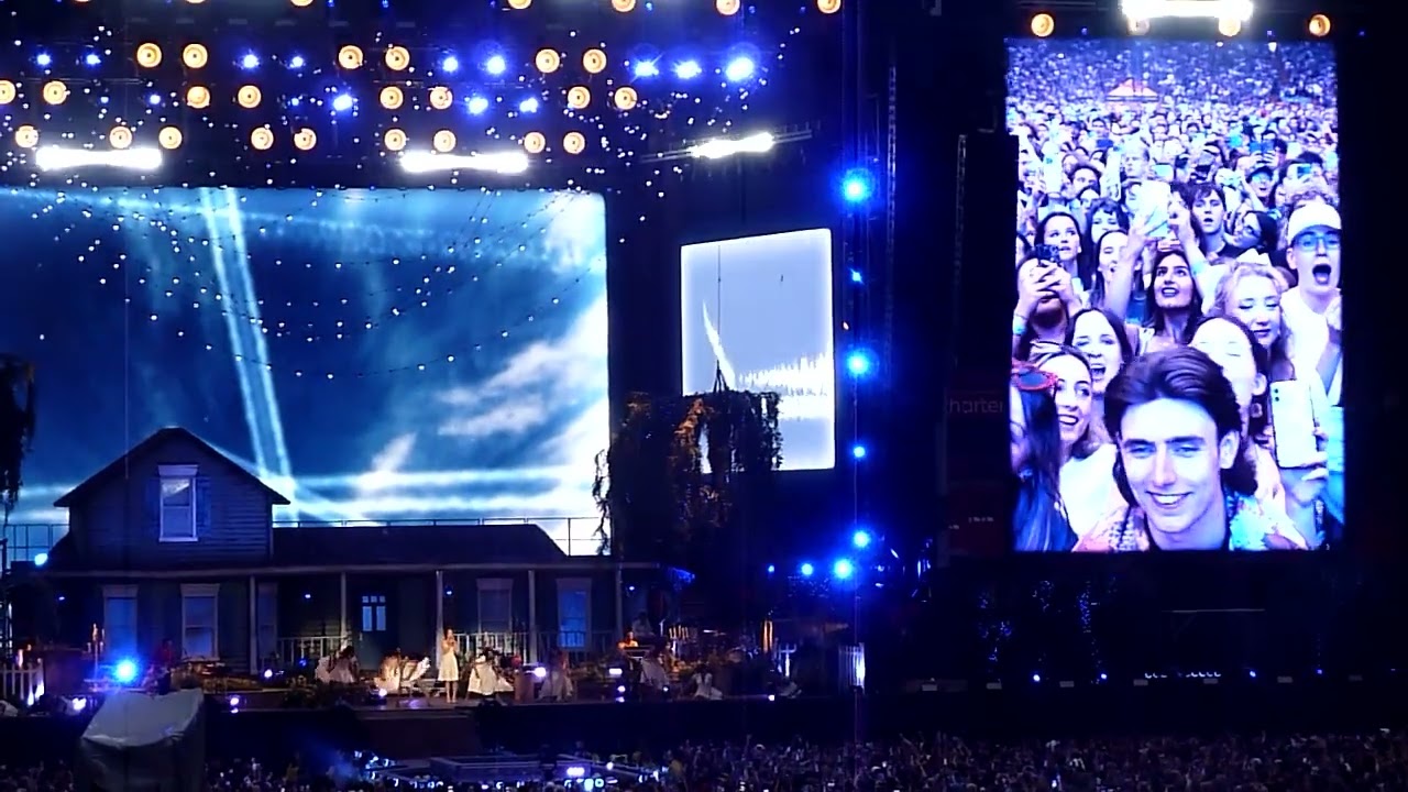 Lana del Rey. Chemtrails over the country club. Estadio de Anfield
