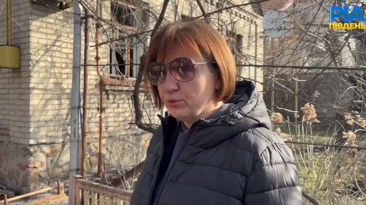 Власниця однієї з осель розповіла, що вибухи пролунали близько опівночі. Та про пошкодження будівлі