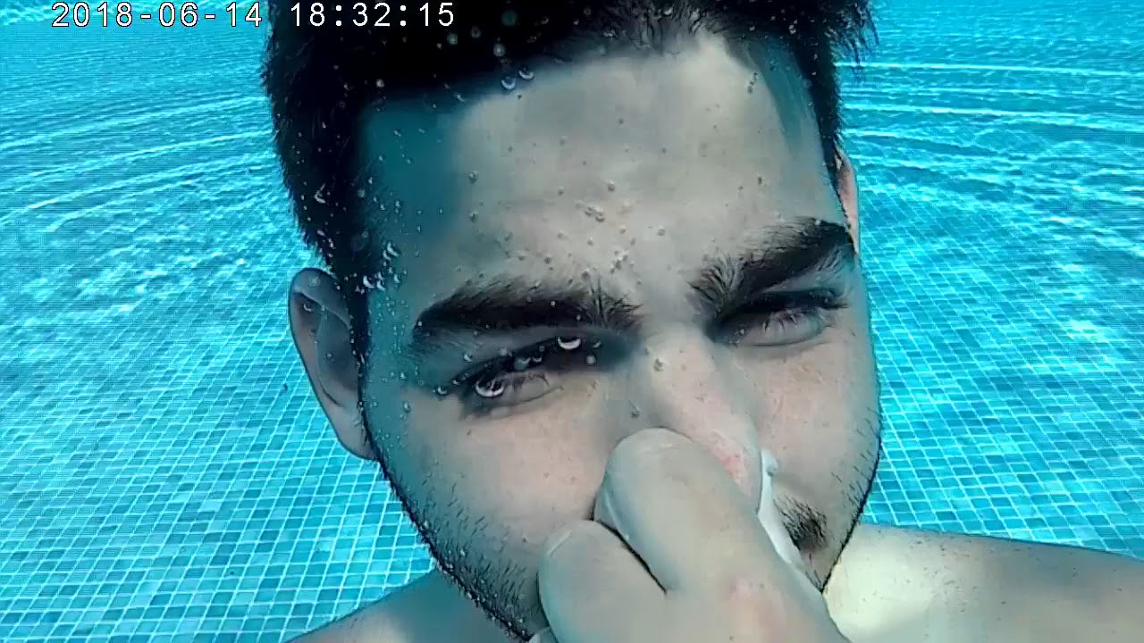 Bajo buceo en camara lenta en la piscina