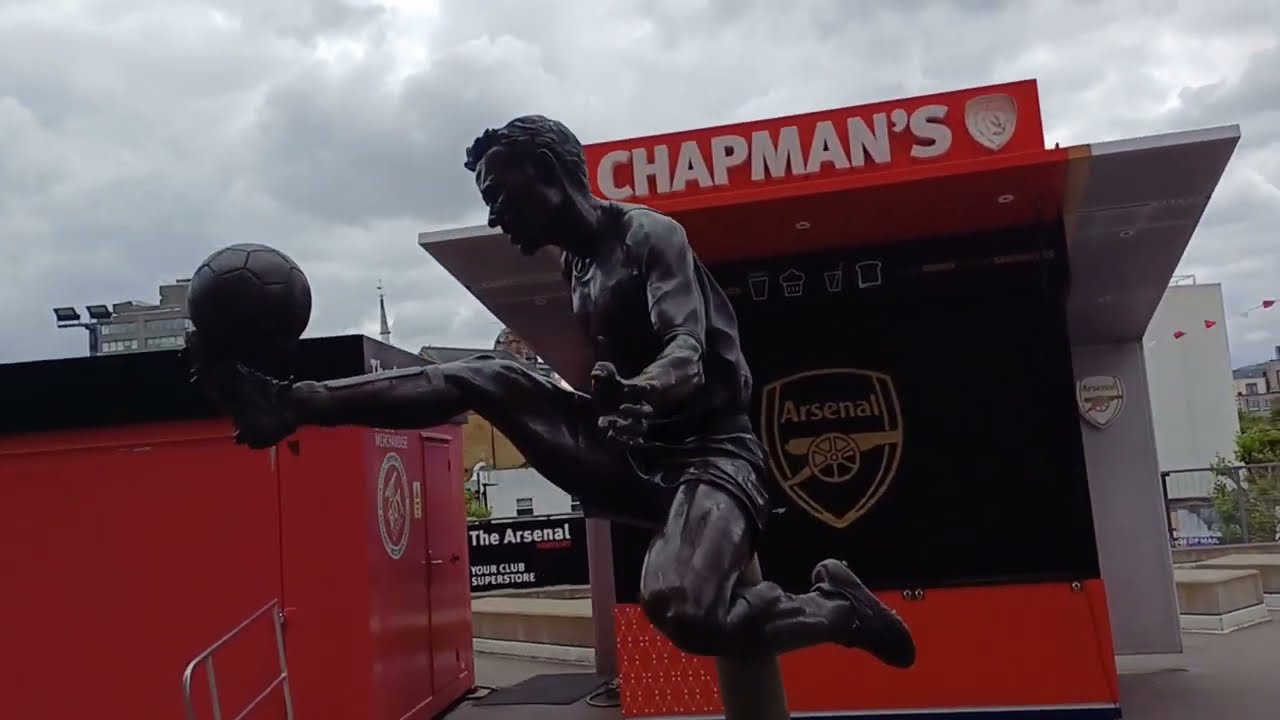LONDON WALK OUTSIDE  EMIRATE STADIUM  ARSENAL  FOOTBALL CLUB