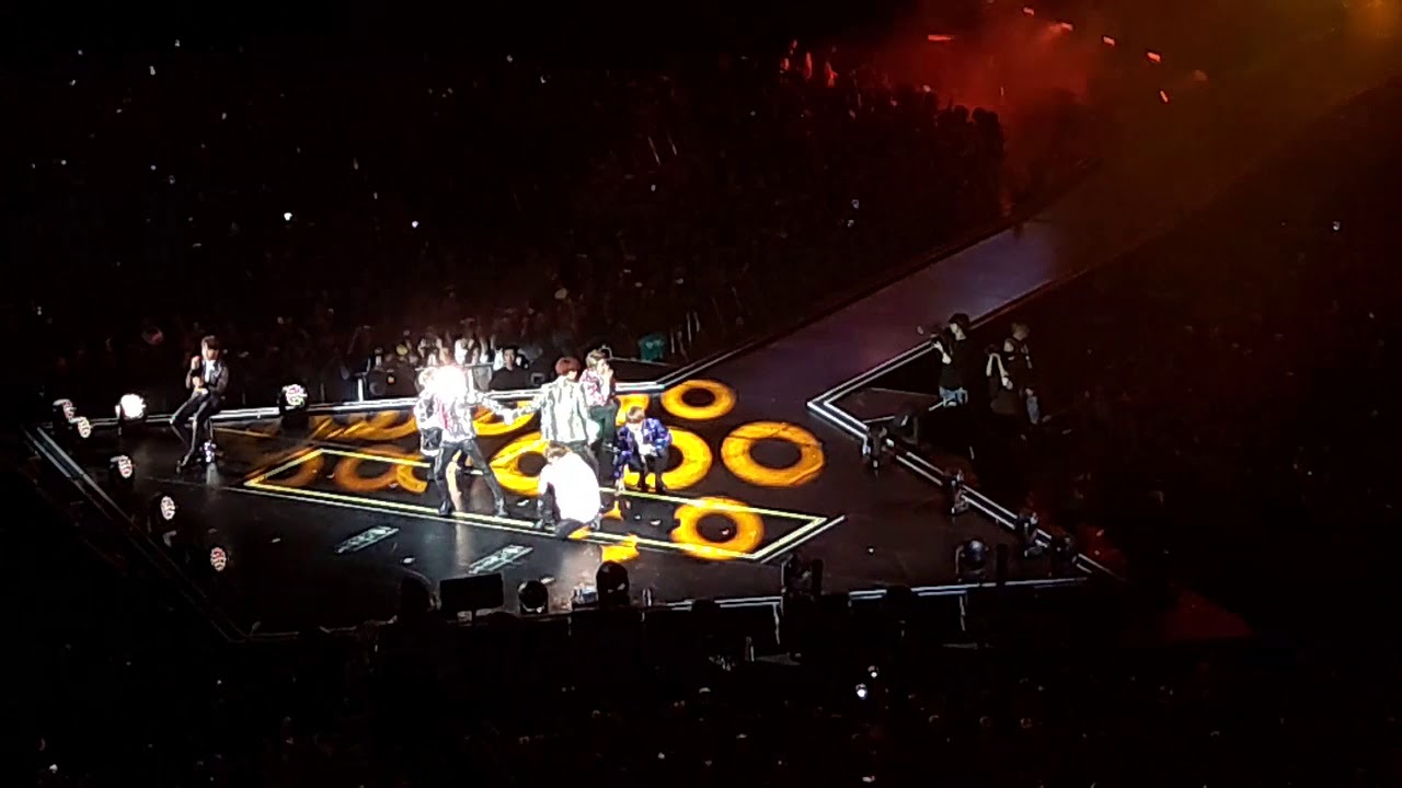 10 DNA (BTS Love Yourself Tour - Live @ Ziggo Dome - Amsterdam 181013)