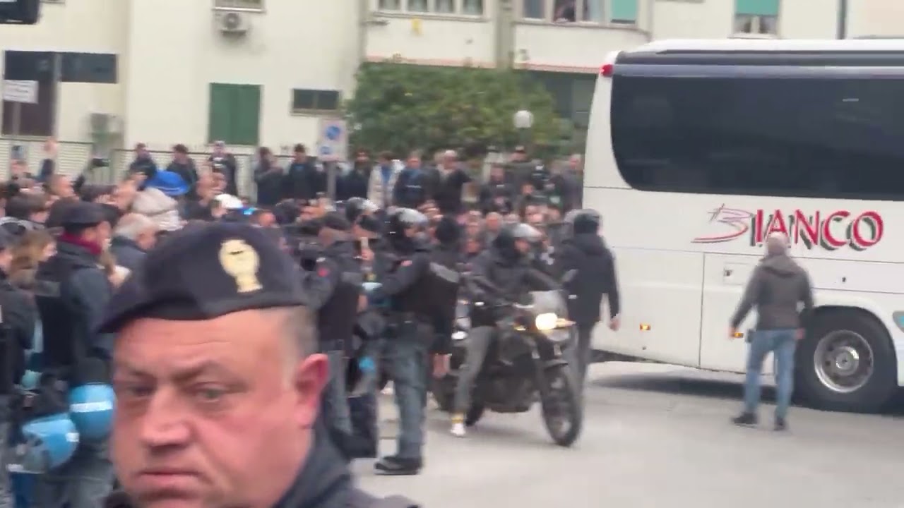 Napoli-Inter, pullman interista accolto così al Maradona 😱
