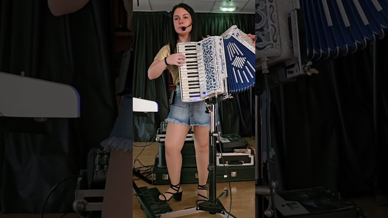 SANDRA ACORDEONISTA CANGAS