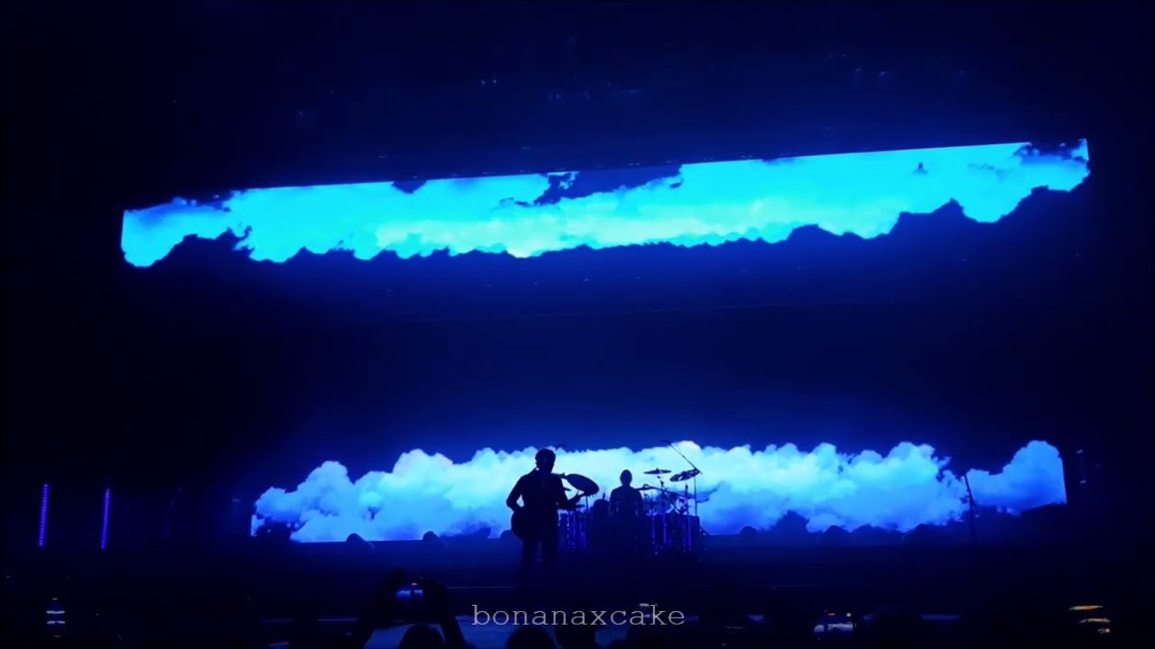 220418 5SOS in Düsseldorf: Easy For You To Say + If Walls Could Talk