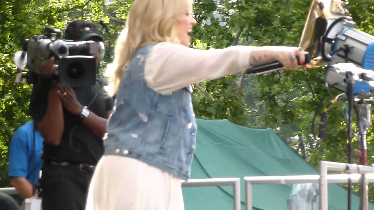 HD Demi Lovato - Made In The USA - Good Morning America Live (6/28/13)