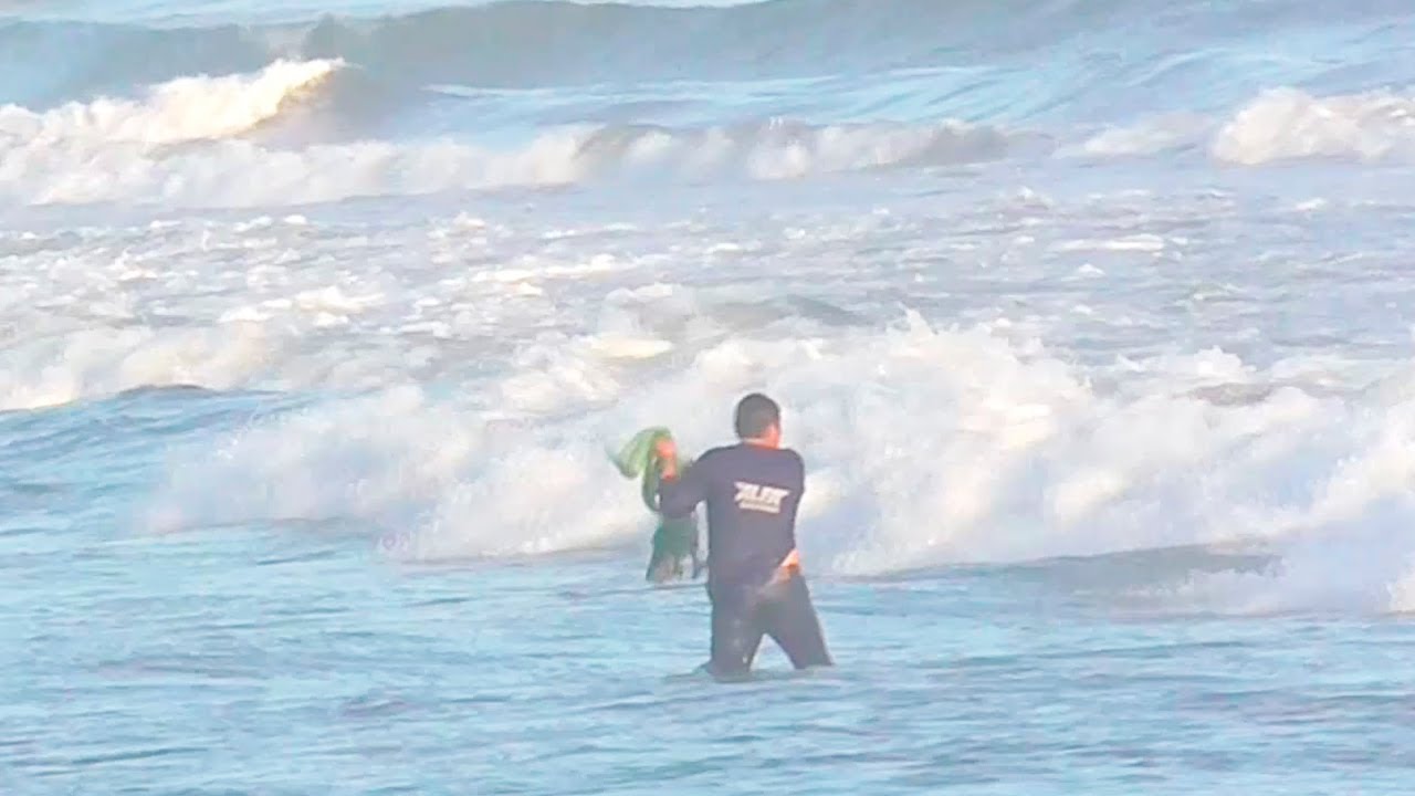 Mar salvaje de olas Gigantes escondía una gran sorpresa…y estos hombres la sacaron