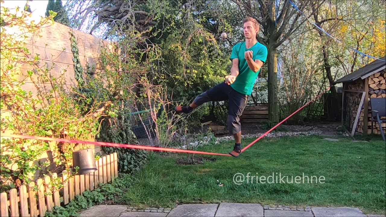 juggling while walking a slackline forward and backwards