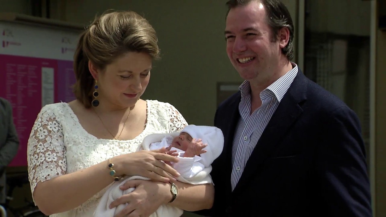 Le prince Charles de Luxembourg et ses parents sortent de la maternité