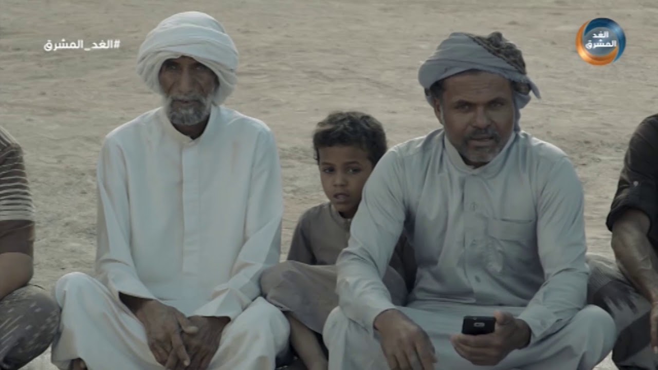 رحلة الهجن | أسرة آل الشيخ أبو بكر.. تستضيف المتسابقين وتقدم لهم التمر والقهوة
