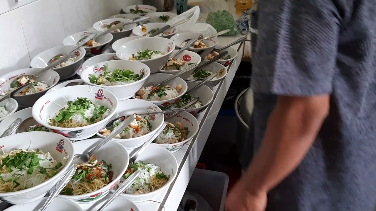 CARA MERACIK BAKSO Mensajikan dalam mangkok dengan berbagai isi Untuk konsumen acara arisan nikahan