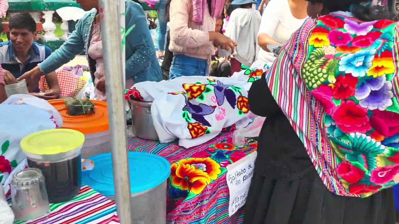 Feria agropecuaria en el distrito de Acosvinchos Ayacucho Perú.