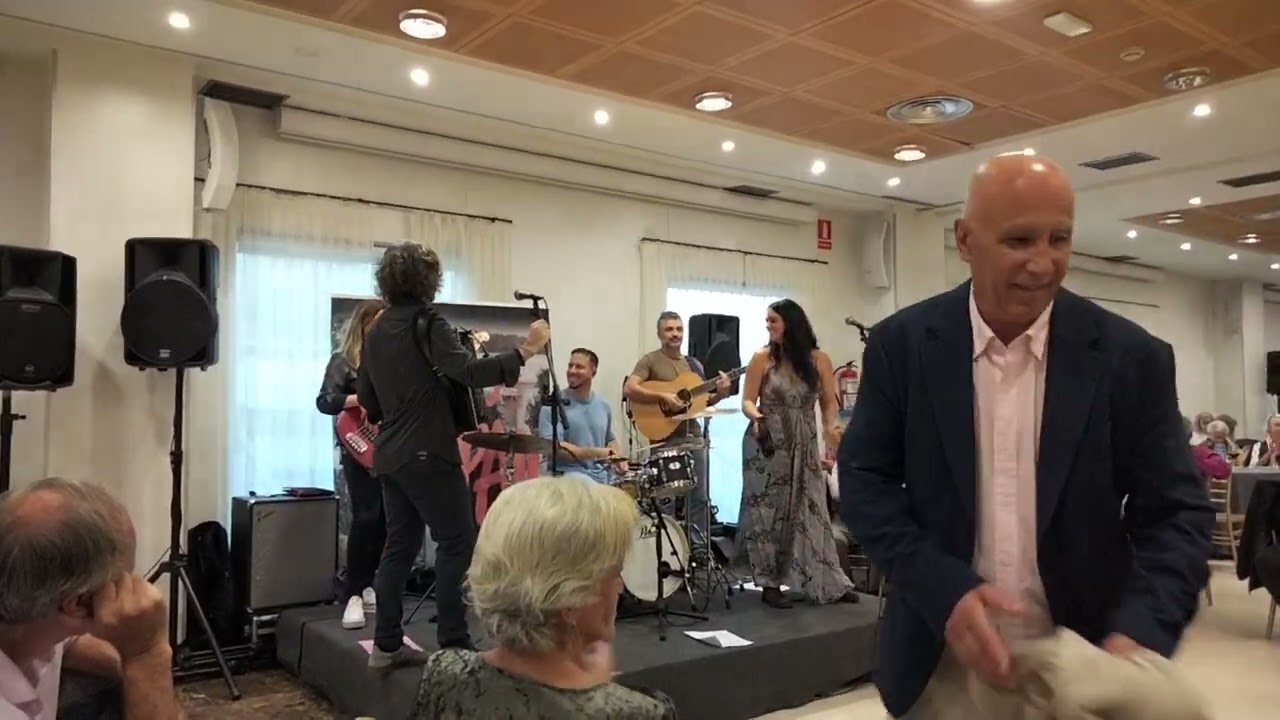 HOY DISFRUTANDO DE ESTE EXCÉNTRICO DUO - ACORDEONISTA VASCO - RAMÓN BUENO Y SU CANTANTE  - ESPAÑA ..