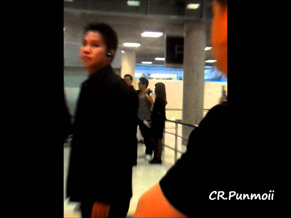 300112 Siwon and his Mother @ Suvarnabhumi Airport