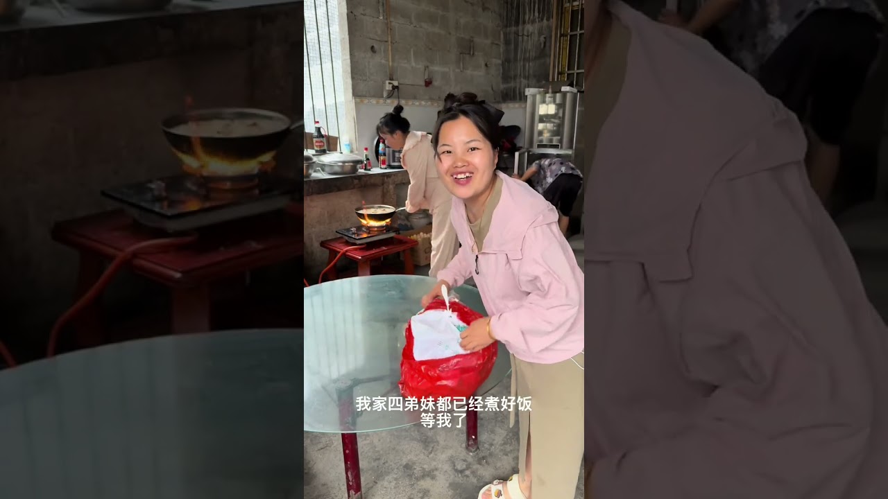 已经安全到家了，家里人的这个举动真的暖到我了，路途遥远，转了好几趟车才到家，到家就吃到了热乎的饭菜，眼泪差点夺眶而出。四叔弟妹也是看我一路苦过来的，知道和老公七周年拍婚纱了替我高兴，煮了这么多好吃等