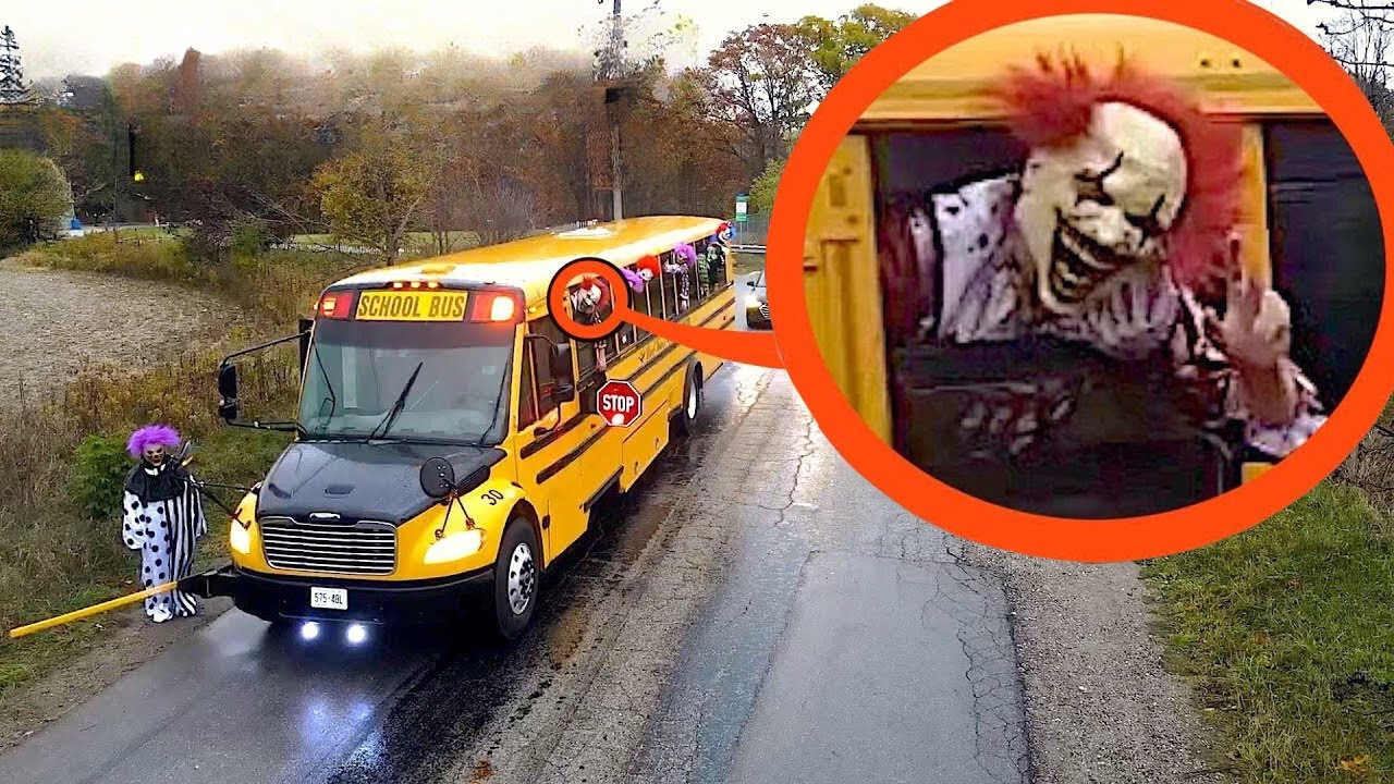Когда вы видите этот школьный автобус, наполненный КЛОУНАМИ, не обгоняйте его! Уезжайте БЫСТРЕЕ!!