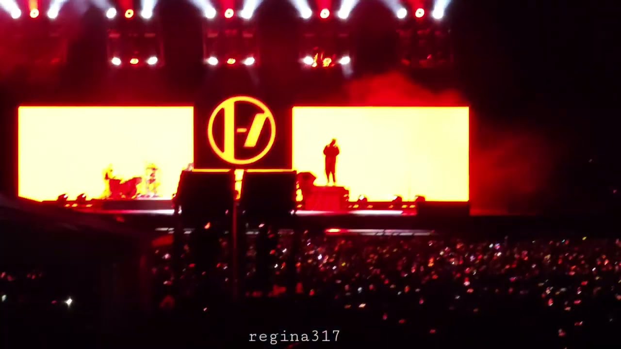 Twenty One Pilots The Clancy World Tour in Mexico City - Overcompensate HOTY Vignette Car Radio