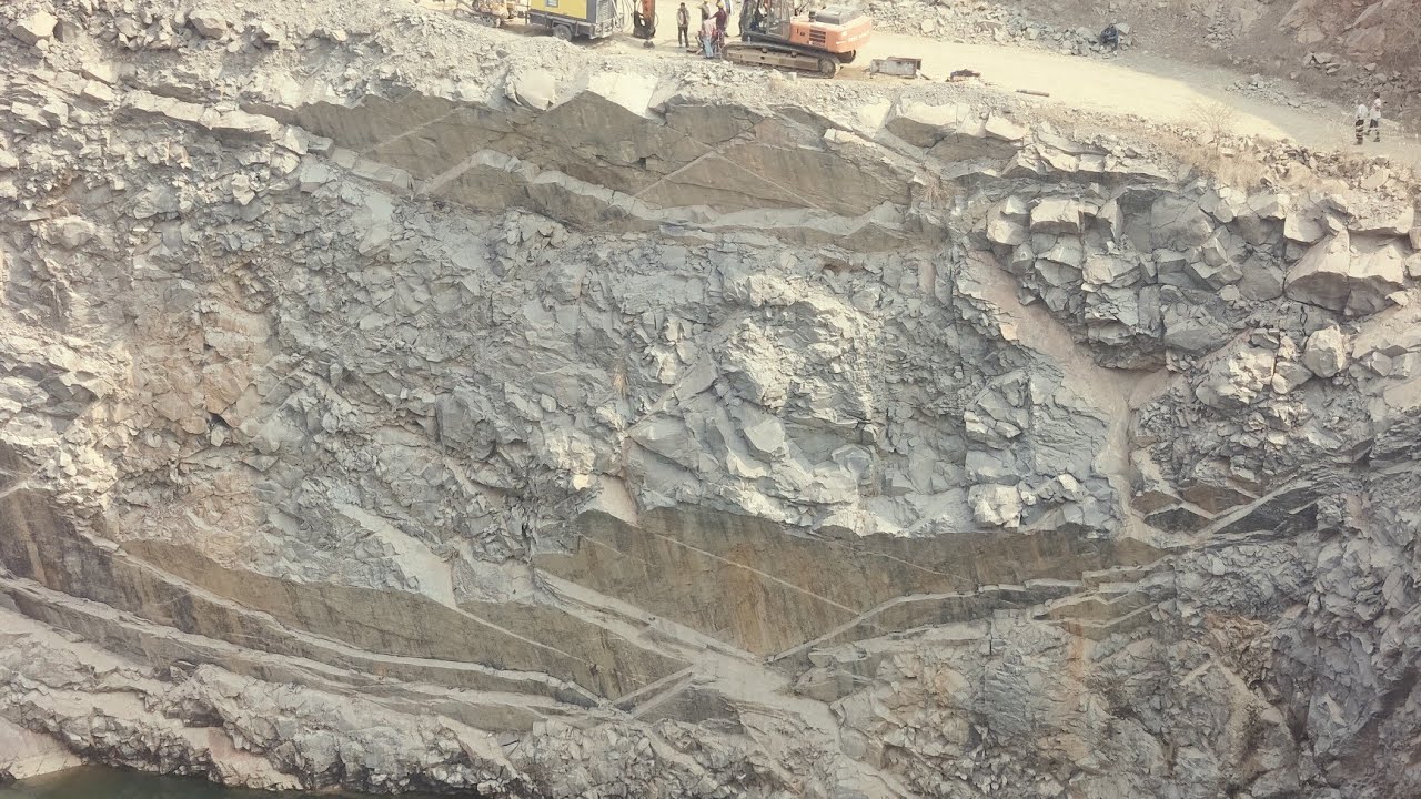 मानकी गांव मे पाहड की खदान मे अभी भी जारी है ओपरेटर की तलाश