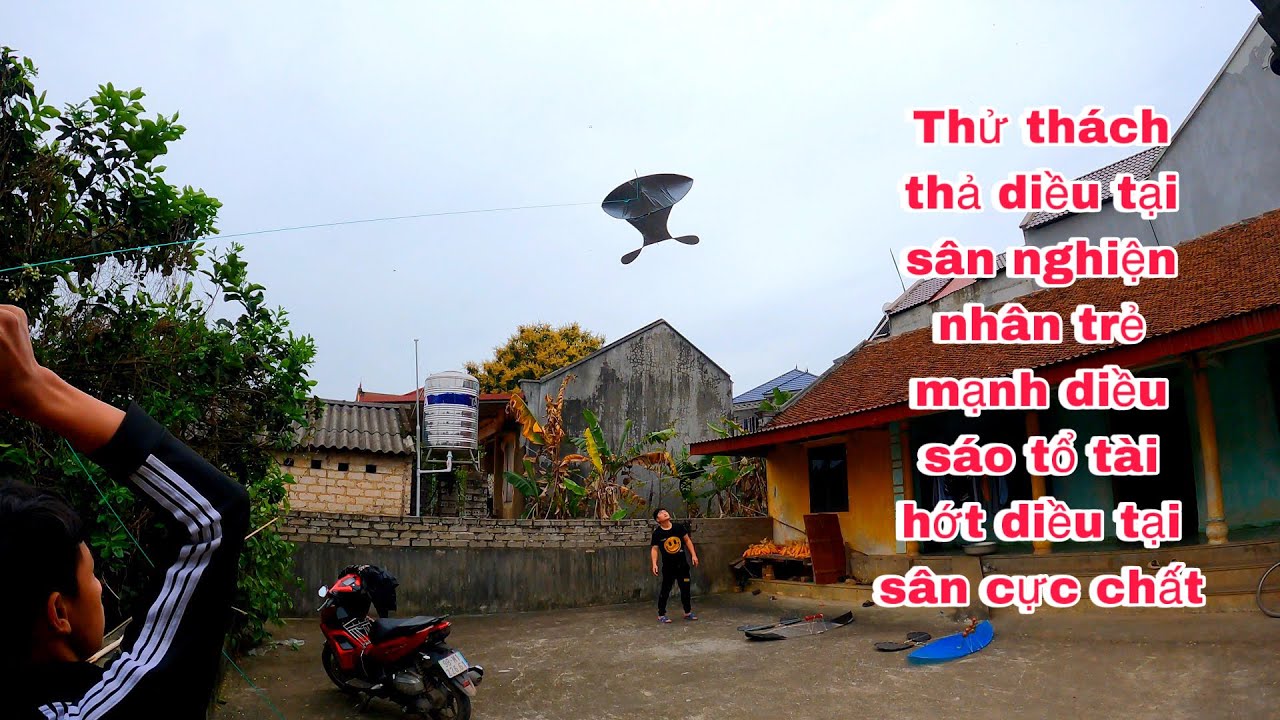 Ba Sói TV |Thử thách thả diều tại sân nghiện nhân trẻ mạnh diều sáo tổ tài hớt diều tại sân cực chất