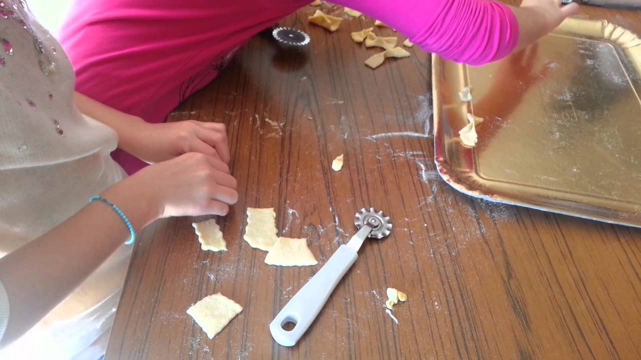 Le chiacchiere di Carnevale. Come si preparano grazie ai bambini del catechismo