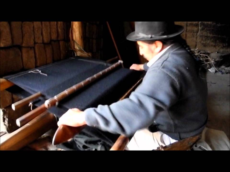 TEJIDO DE UN PONCHO - SAN ROQUE - IMBABURA - ECUADOR - 2011