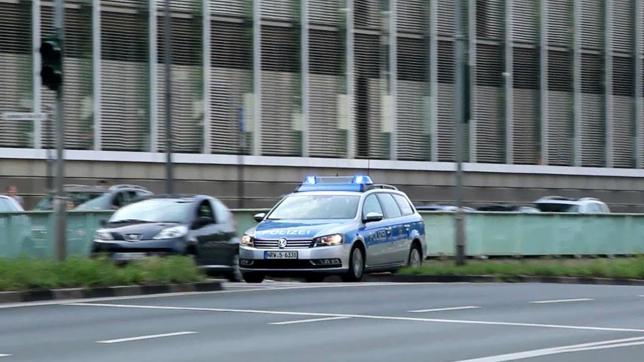 FuStKW Polizei K&ouml;ln mit Durchsage durch Ampelstau