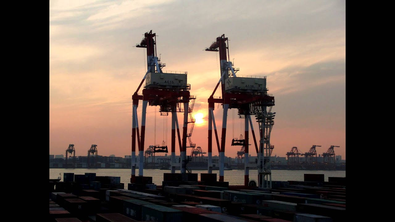 大江戸温泉傍青海 Straddle carrier