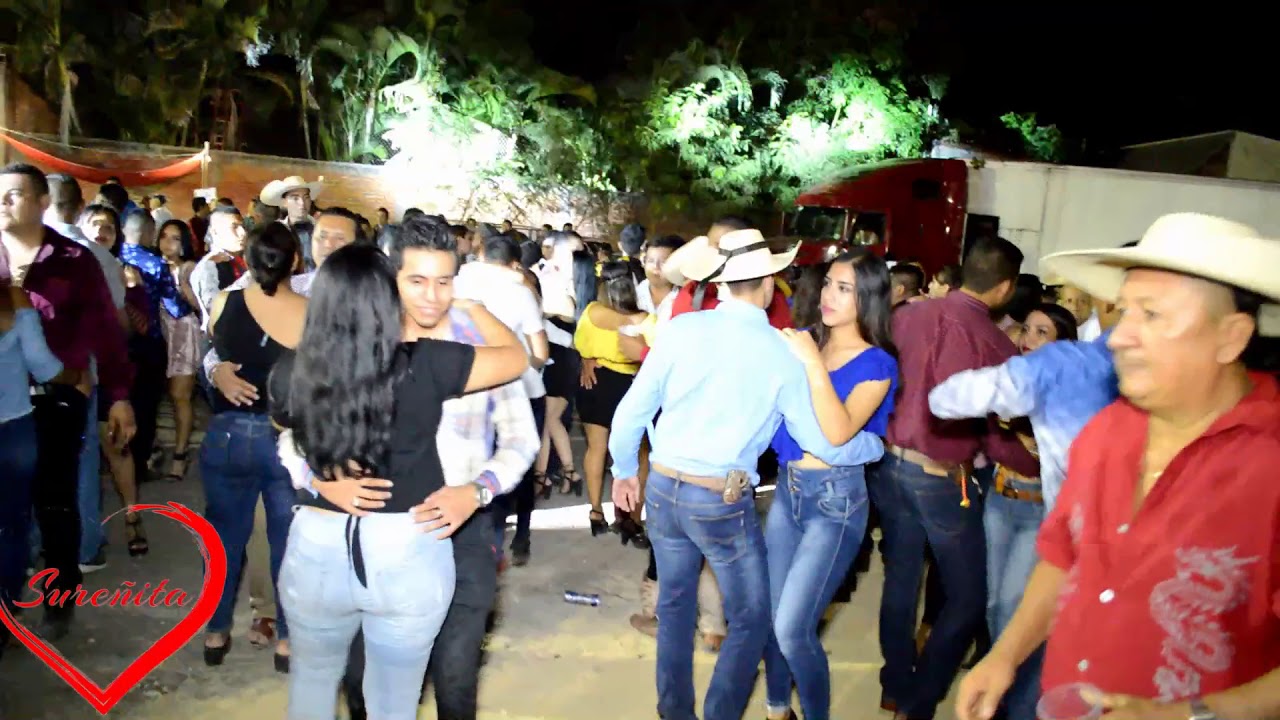 luce bien la minifalda al bailar  la chica alta y esbelta , rancheras hermosas !