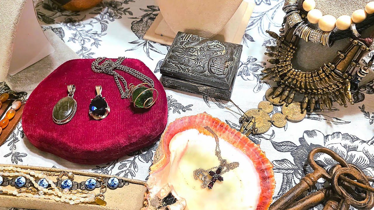 Sale:HUNTING Fancy FEAST of #JEWELERY for SALE for Valentines and More day #vintagejewelry#gifts#
