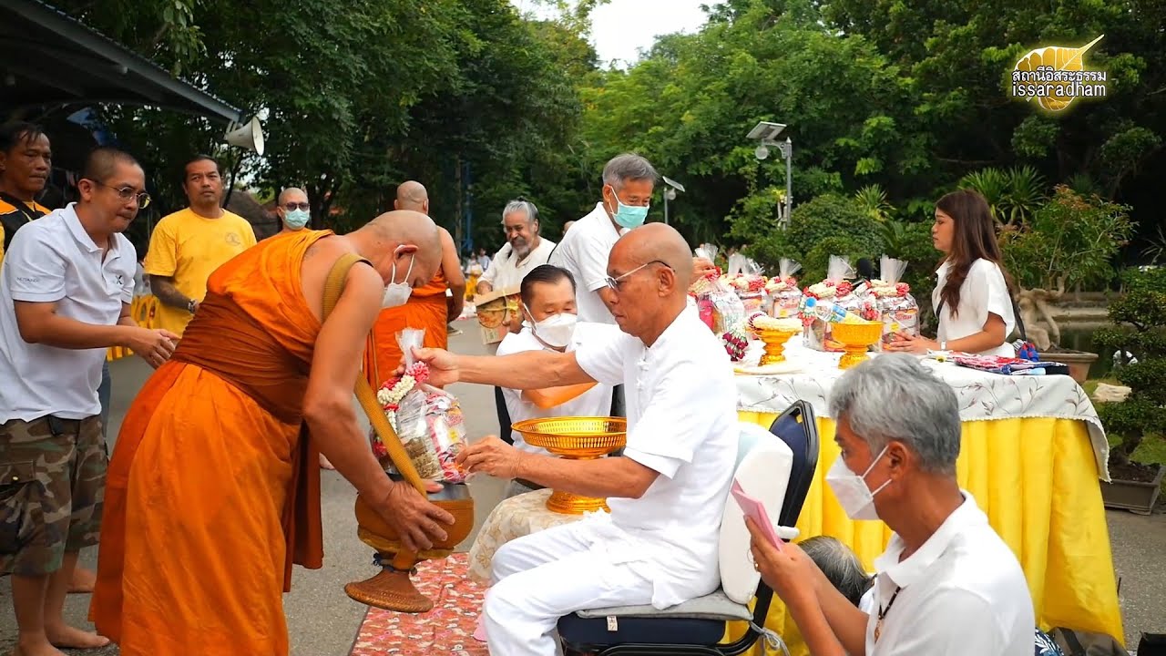 หลวงปู่พุทธะอิสระ ใส่บาตรข้าวสารอาหารแห้ง เนื่องในวันอาสาฬหบูชา ช่วงเช้า 10ก.ค.2568