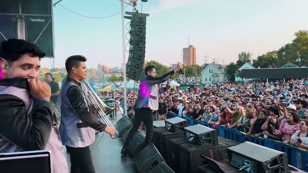 Banda Pequeños Musical - Voy A Danzar/Mentira ( En Vivo Aurora IL)