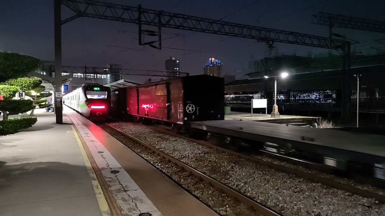 「尾燈錯誤！」7501次貨物列車 新竹站“出站”。（經：海線，開往：彰化。）#火車 #train #求訂閱 #本務R217