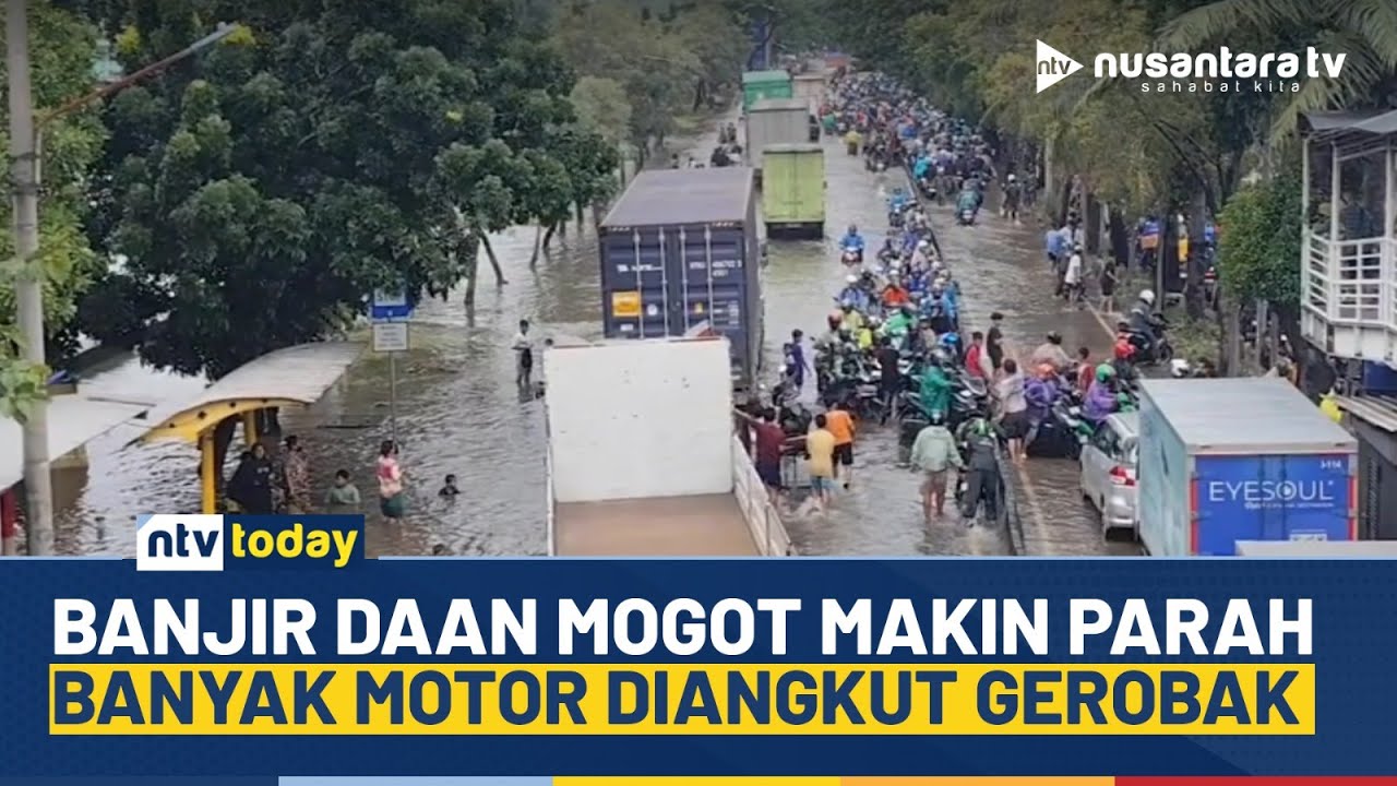 Banjir di Jalan Daan Mogot Kian Tinggi, Sejumlah Motor Diangkut Pakai Gerobak Lewati Banjir | NTV