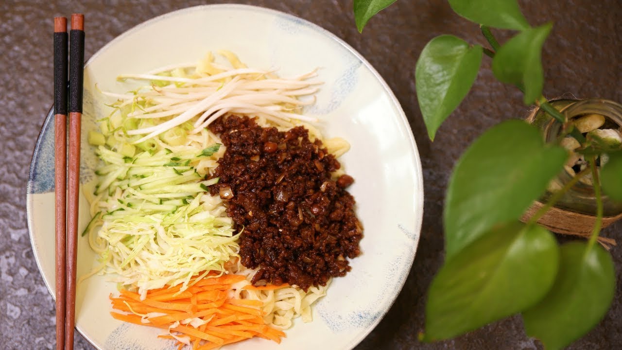 BETTER THAN TAKEOUT – Beijing Fried Sauce Noodles Recipe [炸酱面]