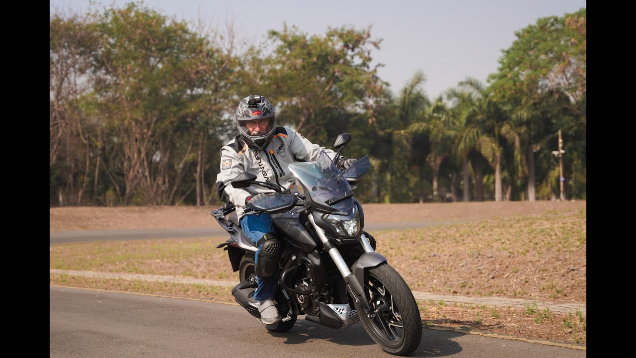 Visita a la fábrica de Bajaj en la India y prueba de sus motos.