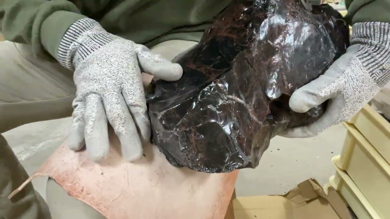 黒曜石の原石から剝片をとる