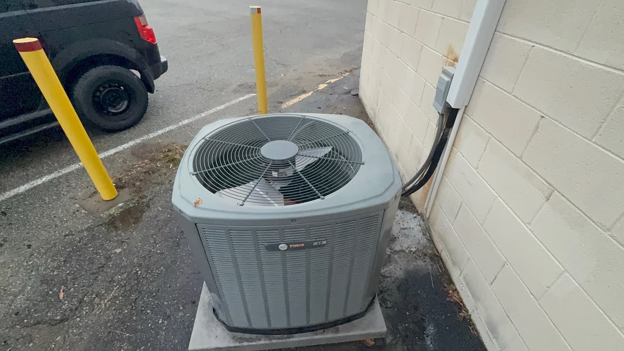 The 2014 3.5 ton Trane XR 13 heat pump defrosting. ￼￼