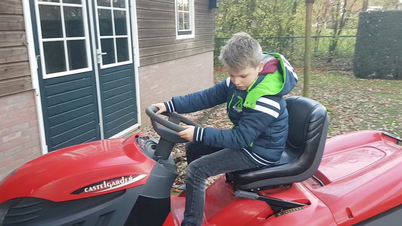 Nils op de grasmaaier 2: blad zuigen!