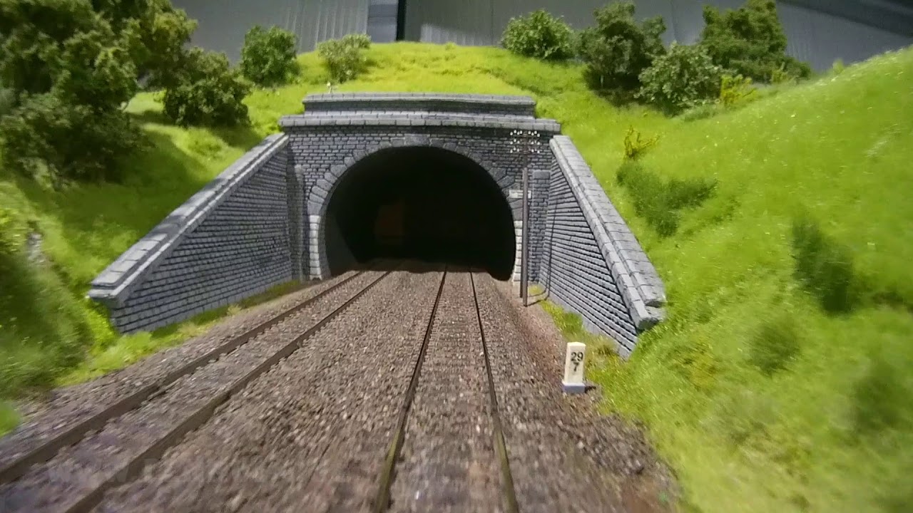 Modellbundesbahn in Brakel: Modelleisenbahn-Führerstandsmitfahrt über die Spur H0 Anlage von Pennula