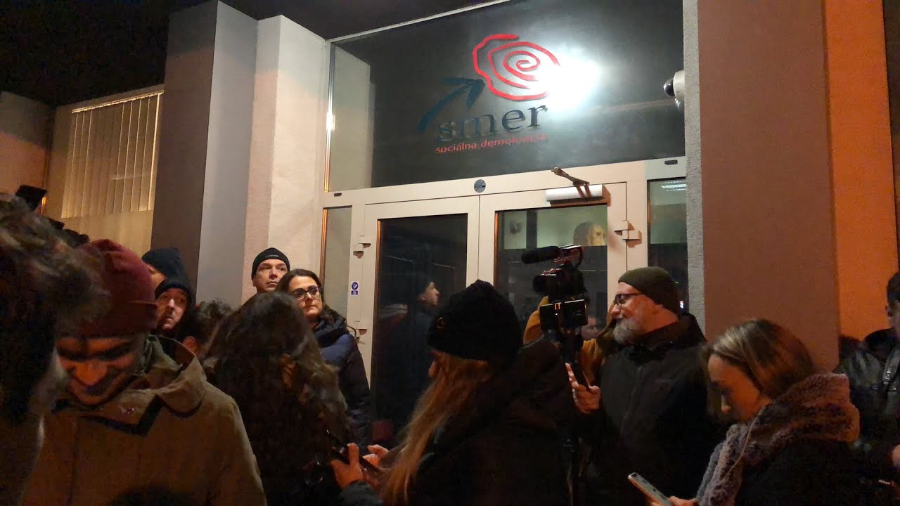 Juraj Blan&aacute;r a Richard Ra&scaron;i prich&aacute;dzaj&uacute; do centr&aacute;ly Smeru