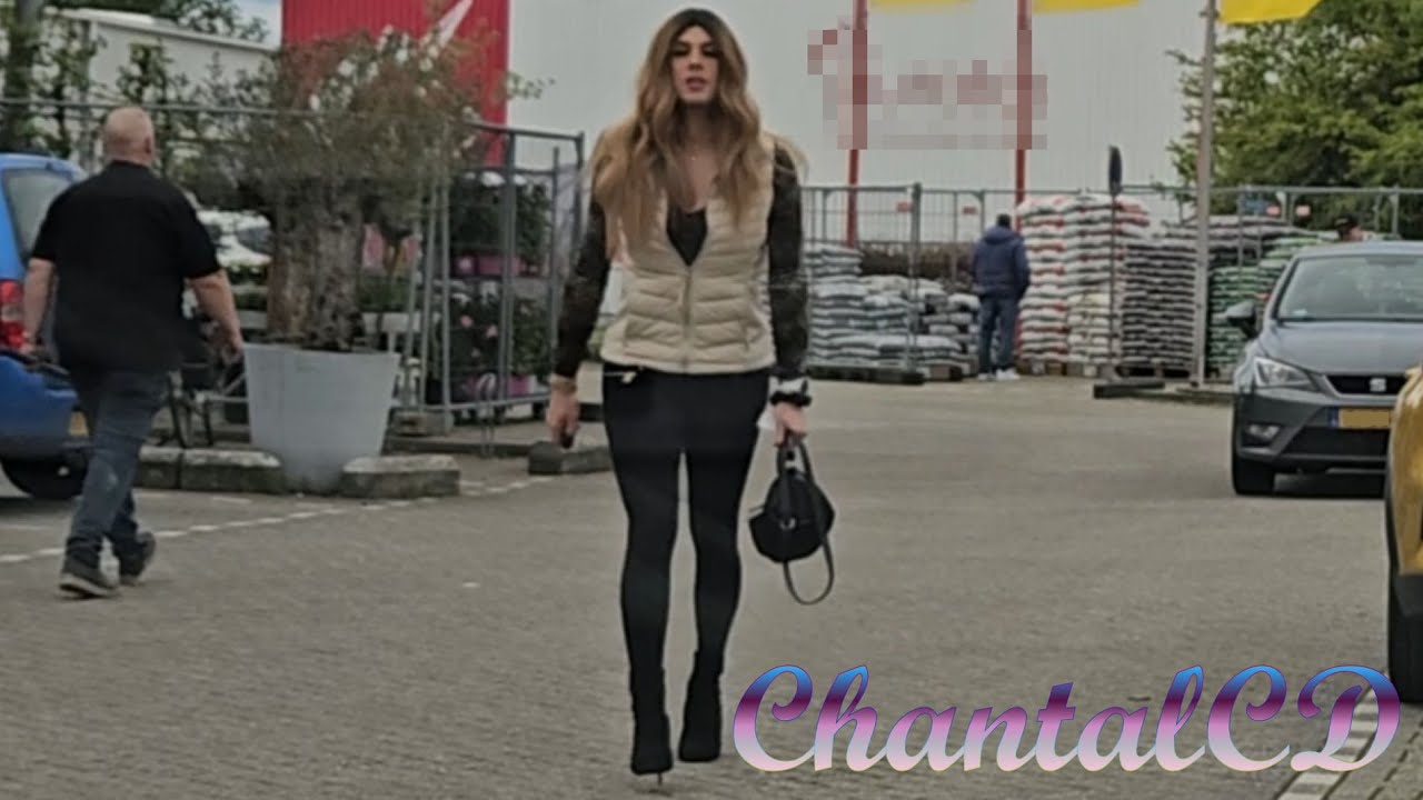 Crossdresser drops off a package (5)