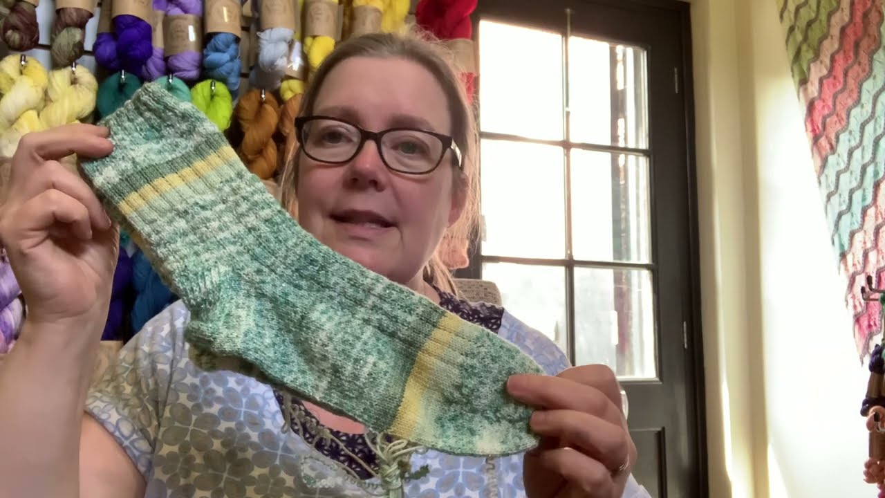 episode 29: I finished 1 thing and started 2 more😊 #knittingpodcast #knitting #yarn