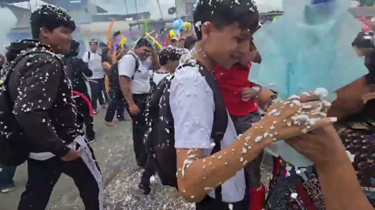 Estudiantes del Anda Aguirre se despidieron de las clases con una emotiva actividad