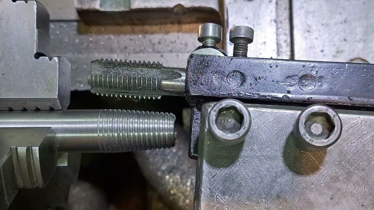 How to make tapered and threaded threads using a hand lathe in a new way#machine #thread