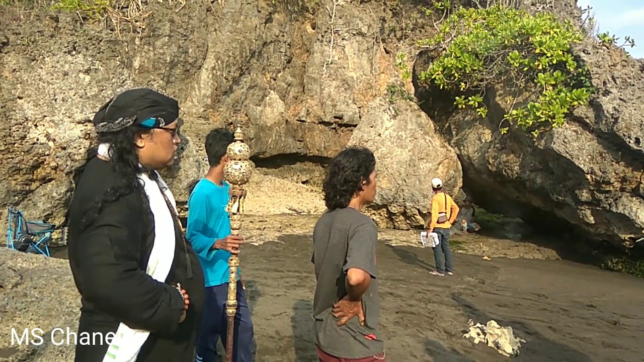Syuting Film Misteri Gunung Merapi di Pantai Madasari